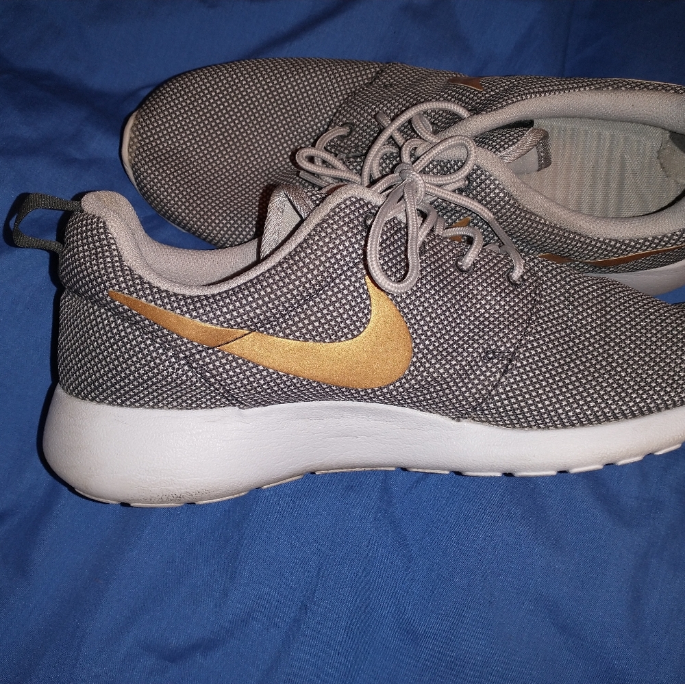 Nike Roshe One Anthracite Metallic Gold Gray Shoe